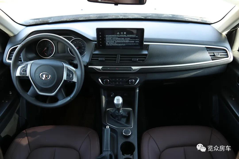 這款房車的客廳真給力 這款房車的客廳真給力