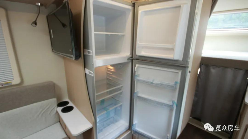 這款房車的客廳真給力 這款房車的客廳真給力