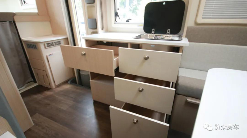 這款房車的客廳真給力 這款房車的客廳真給力