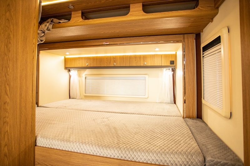 塞拉維雙拓展房車，內部裝飾靜待你的目光