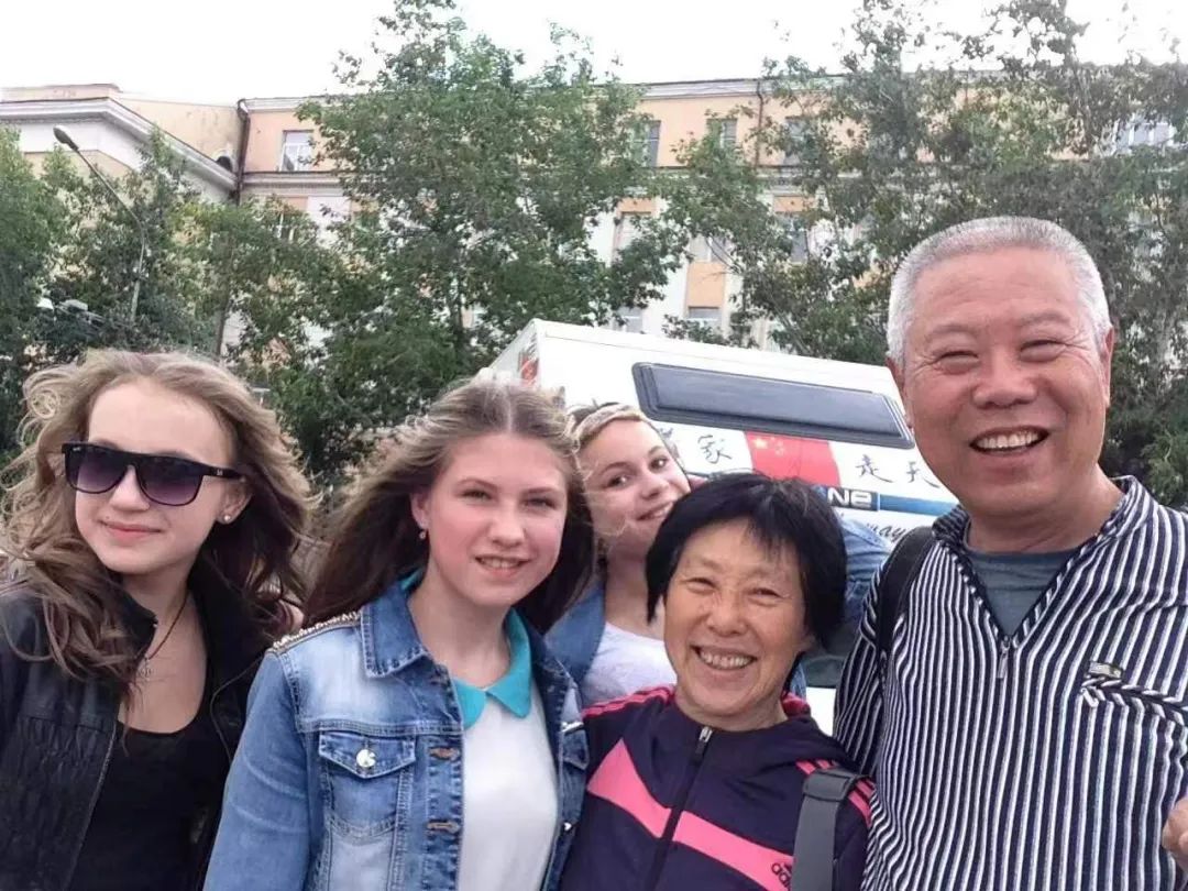 七旬老人開房車帶老伴游世界l中國房車圈最早的“網紅達人” 七旬老人開房車帶老伴游世界l中國房車圈最早的“網紅達人”