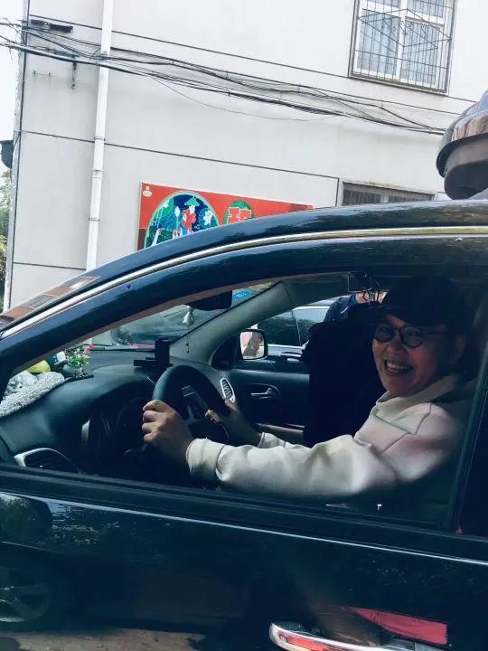 58歲的她，自駕房車旅居，一人兩犬，活成了自己喜歡的樣子