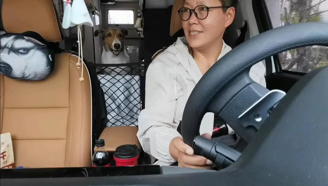 58歲的她，自駕房車旅居，一人兩犬，活成了自己喜歡的樣子